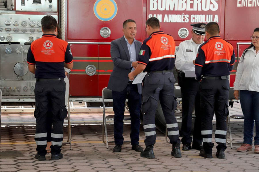 Reconoció Mundo Tlatehui a bomberos en su día