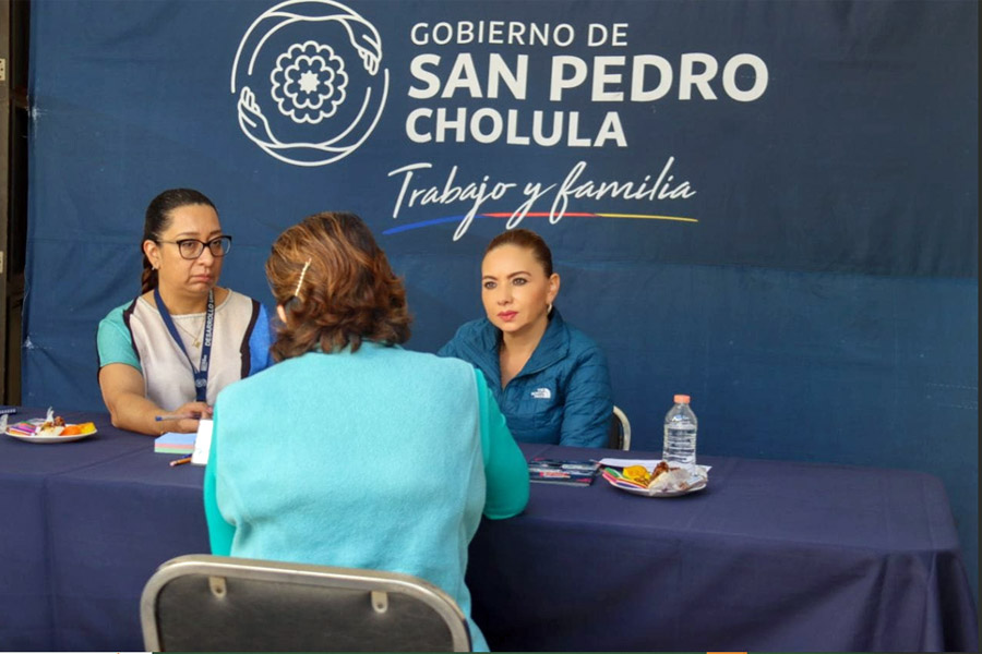 En Martes Ciudadano entregó Paola Angon libros a juntas auxiliares