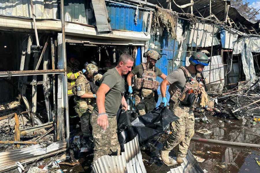 Dejó 16 muertos bombardeo de mercado en Ucrania