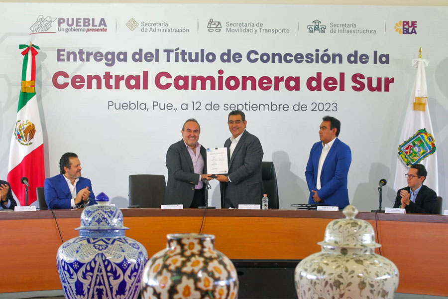 Entregó Céspedes concesión de la Central Camionera del Sur