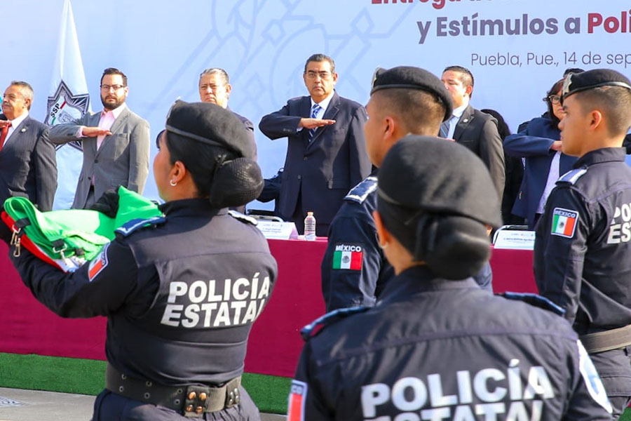 Entregó Céspedes estímulos y ascensos a policías estatales