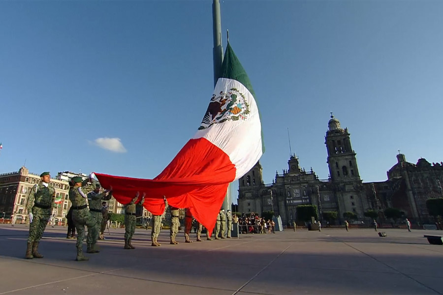 Izó AMLO Bandera por víctimas de sismos de 1985 y 2017