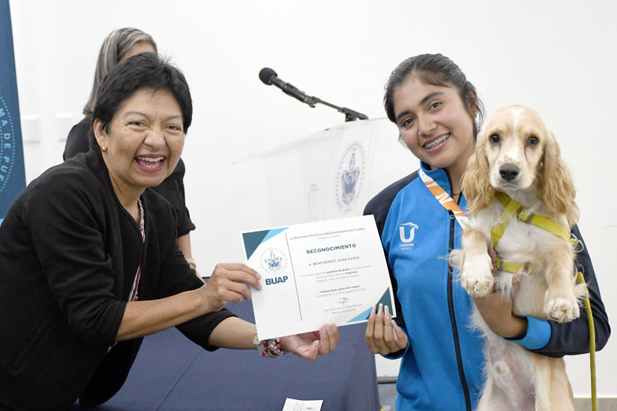 Entregó Lilia Cedillo becas a medallistas de Universiada 2023