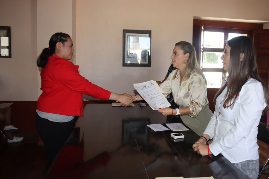 Entregó Paola Angon certificados a egresados de CECADE