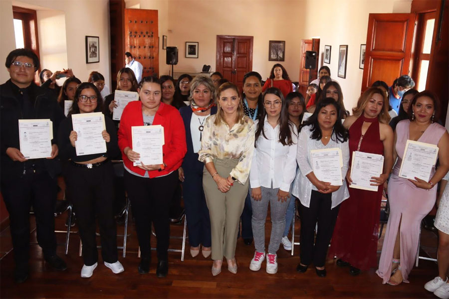 Entregó Paola Angon certificados a egresados de CECADE