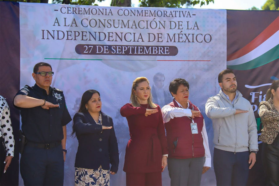 Reconoció Paola Angon a escuelas que participaron en desfile