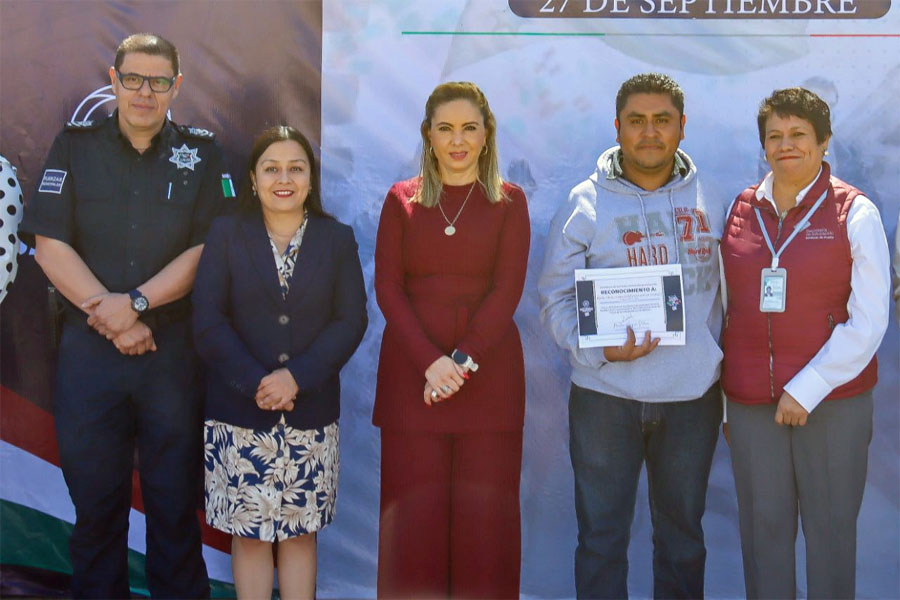 Reconoció Paola Angon a escuelas que participaron en desfile