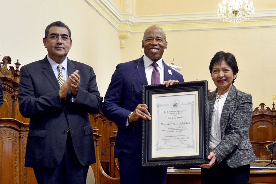 Otorgó BUAP Doctorado Honoris Causa a alcalde de NY