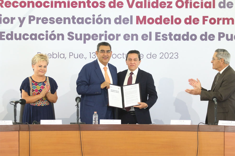 Entregó Céspedes 108 RVOES a universidades de Puebla