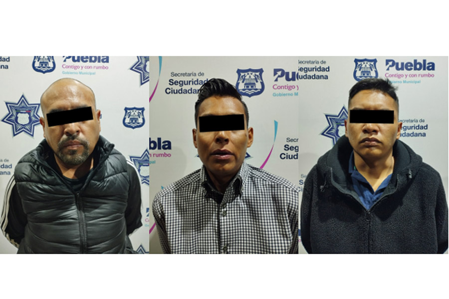 La policía municipal de Puebla detuvo a tres hombres por delitos contra la salud y el posible robo de una camioneta