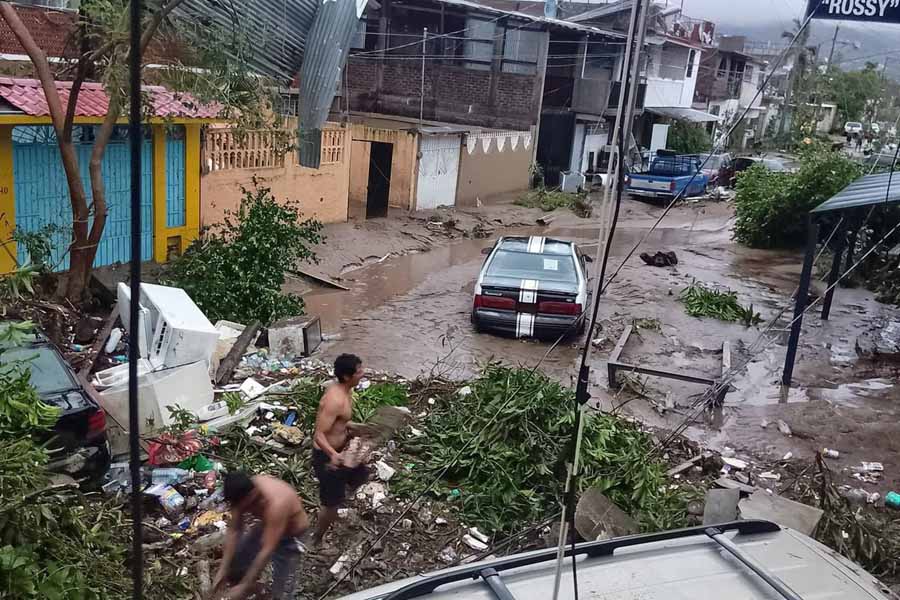 Van 27 muertos tras paso de huracán Otis en Guerrero