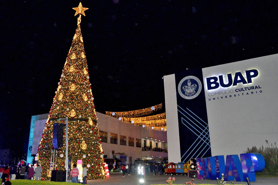 Encendió Lilia Cedillo el árbol navideño en CCU de la BUAP