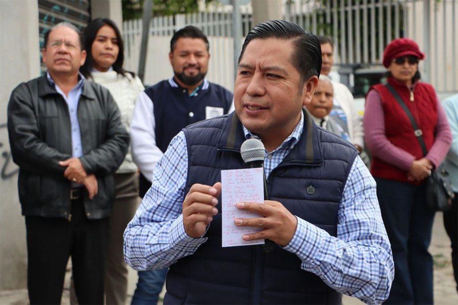 Inició Filomeno Sarmiento pavimentación en Almecatla