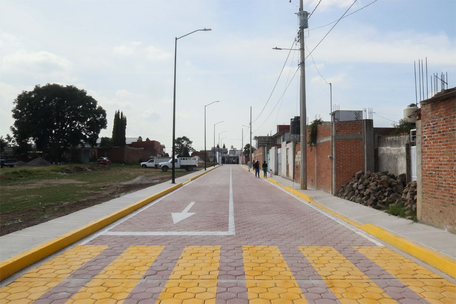 Inauguró Paola Angon pavimentación de calle en Tepontla