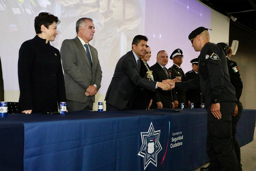 Asistió Eduardo Rivera a graduación de 61 nuevos policías