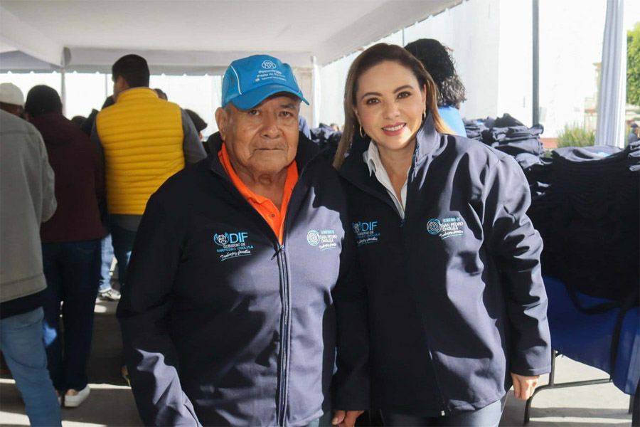 Inició Paola Angon entrega de chamarras “Abraza un Abue”