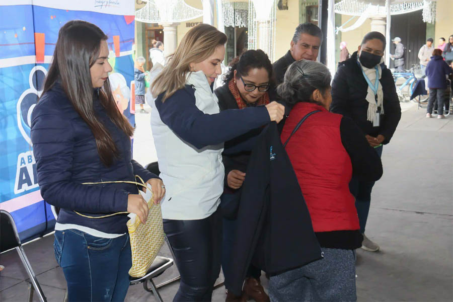 Inició Paola Angon entrega de chamarras “Abraza un Abue”