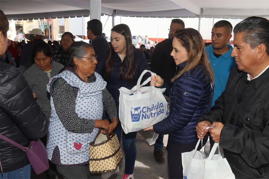 Continúa Paola Angon brindando atención a la ciudadanía