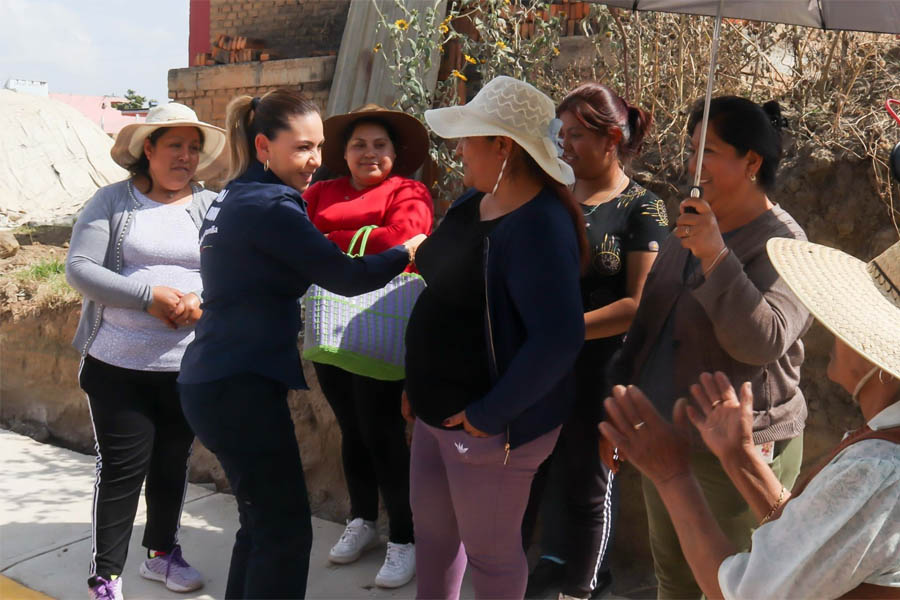 Inauguró Paola Angon pavimentación de calle en Tepontla