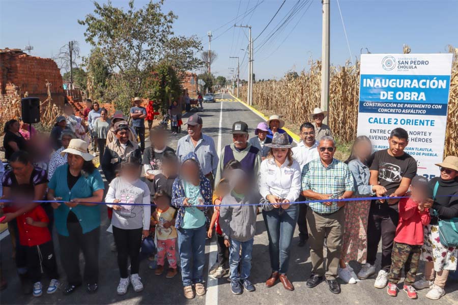 Entregó Paola Angon pavimentación de calle en Tlautla