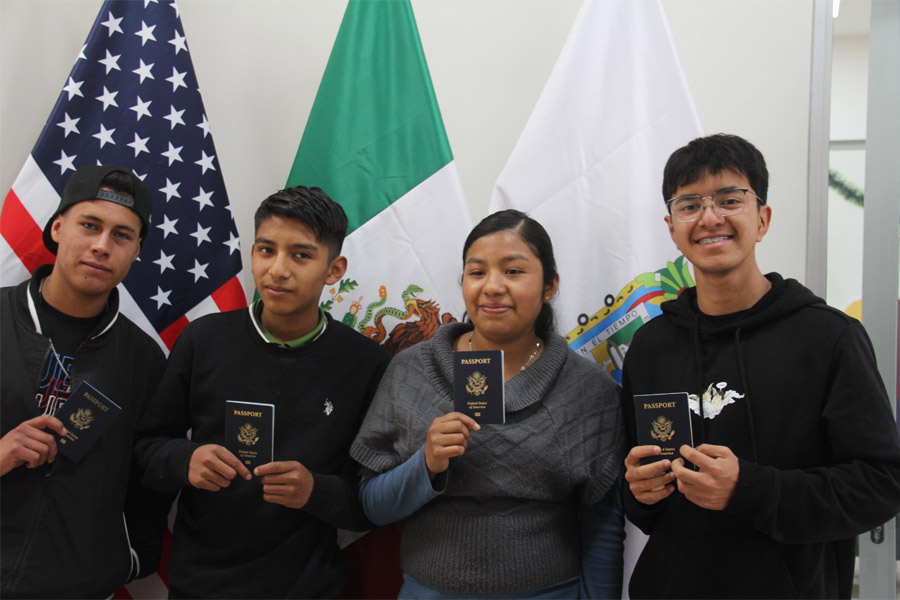 Entregó gobierno pasaportes americanos a menores poblanos