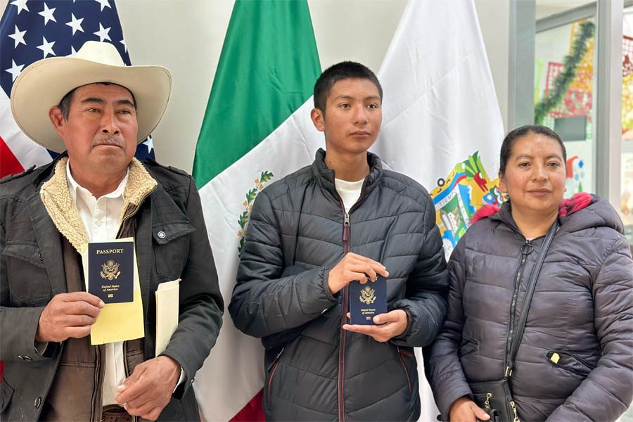Entregó gobierno pasaportes americanos a menores poblanos