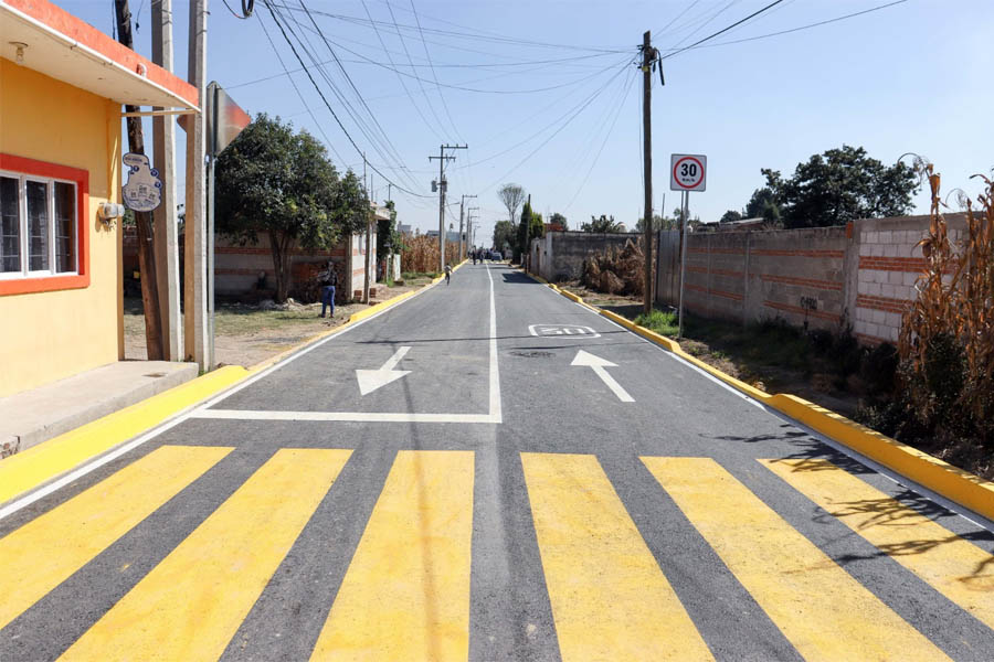 Entregó Paola Angon pavimentación de calle en Tlautla