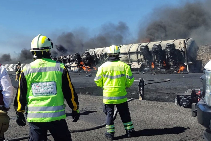 Volcó y explotó pipa en la autopista Puebla-Orizaba