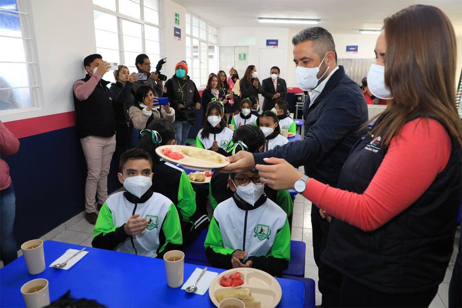 Rehabilitó Adán Domínguez desayunadores escolares