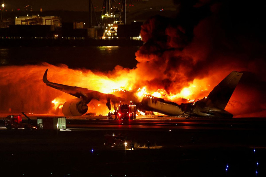 Choque de aviones en aeropuerto de Japón dejó 5 muertos