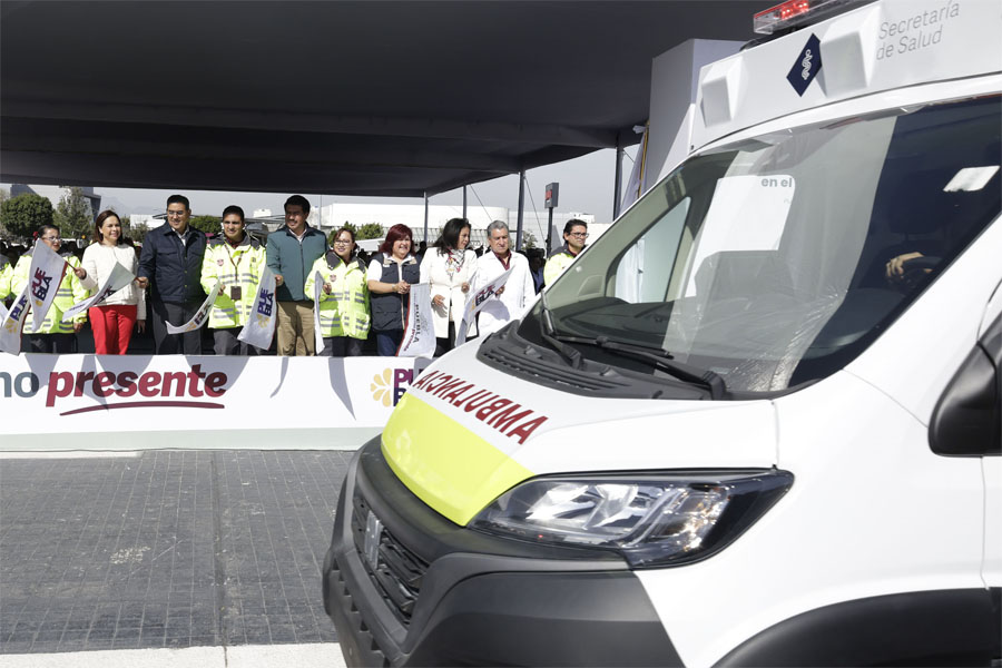 Entregó Céspedes 23 ambulancias para mejor atención médica