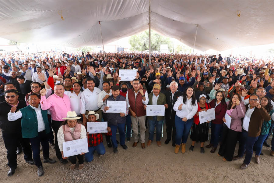 En Tepeaca inició Céspedes entrega de fertilizante