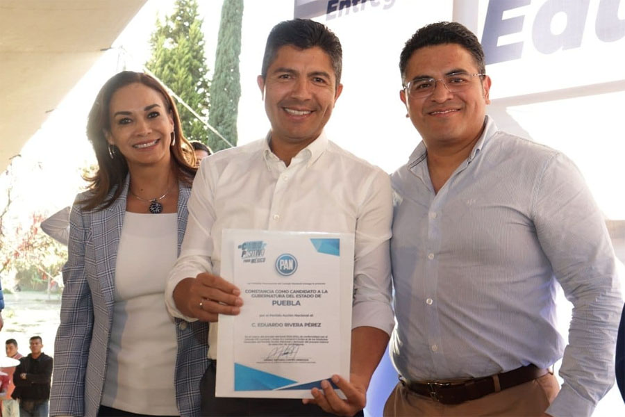 Recibió Lalo Rivera constancia como candidato a gobernador