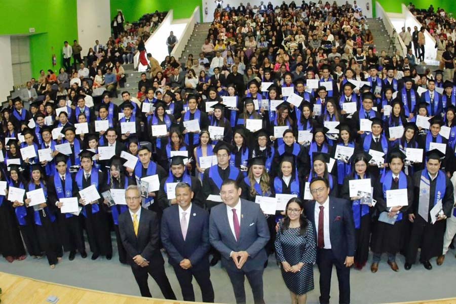 Asistió Alejandro Armenta a graduación de universitarios