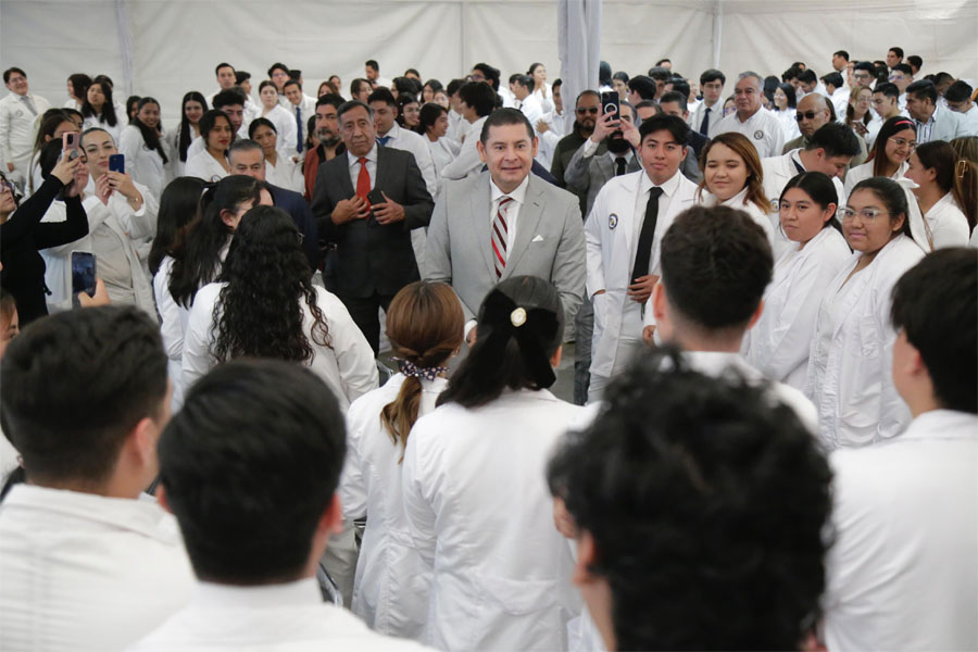 Pidió Armenta a futuros médicos mejorar condiciones de salud