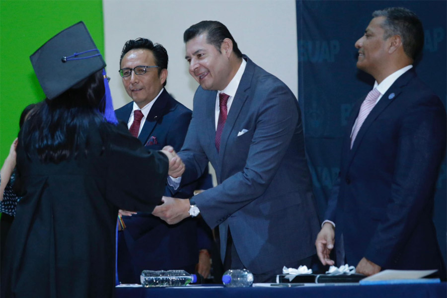 Asistió Alejandro Armenta a graduación de universitarios