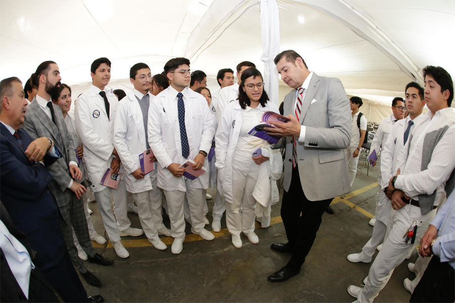 Pidió Armenta a futuros médicos mejorar condiciones de salud