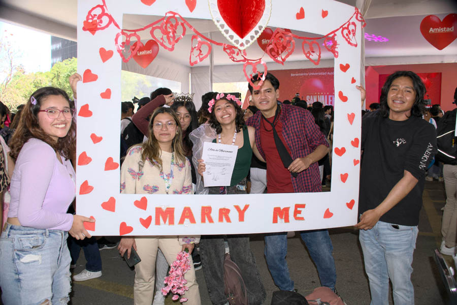 Celebró BUAP su tradicional Feria de San Valentín en CU