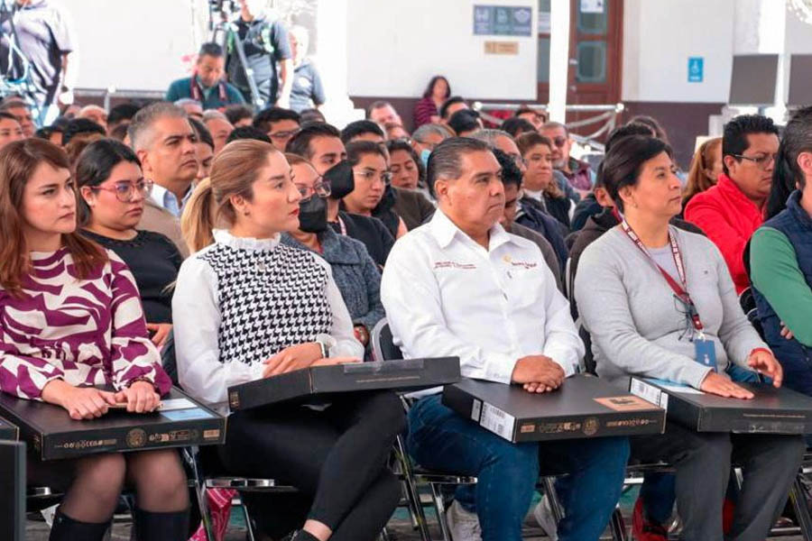 Entregaron Céspedes y Gaby Bonilla computadoras al DIF