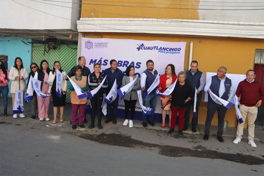 Inició Filomeno Sarmiento pavimentación en calle Manantiales