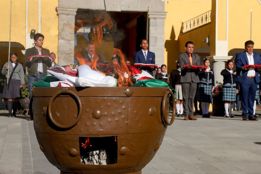 Encabezó Mundo Tlatehui ceremonia de incineración de bandera