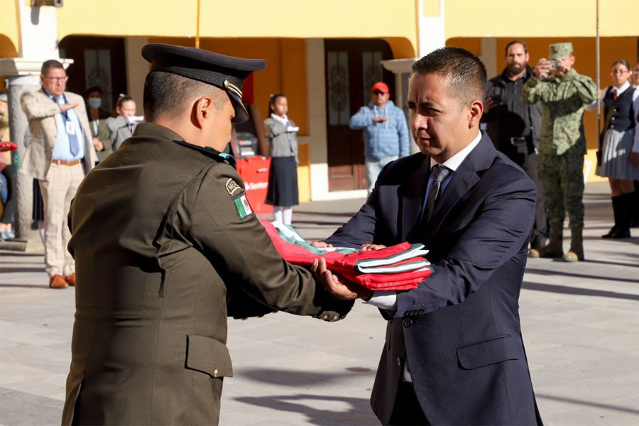 Encabezó Mundo Tlatehui ceremonia de incineración de bandera