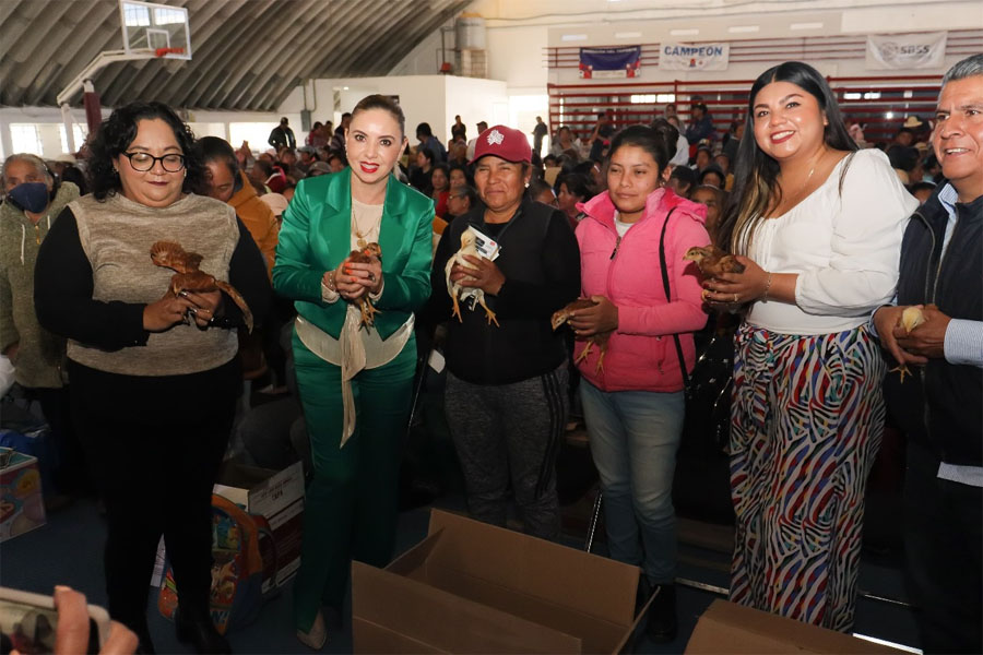 Entregó Paola Angon apoyos de “Va por el Campo Cholulteca”