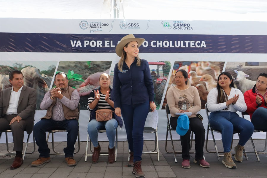 Entregó Paola Angon fertilizantes y semilla mejorada