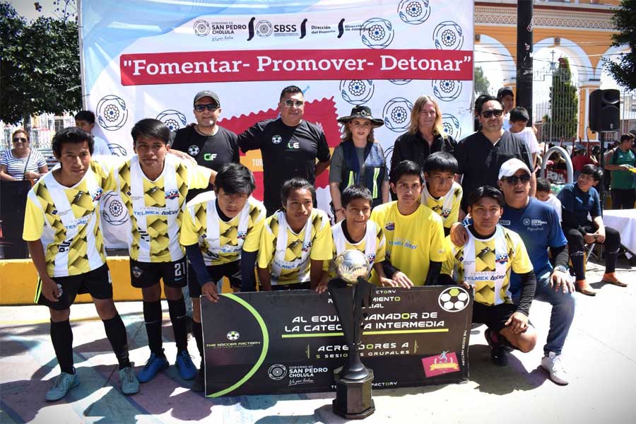 Premió Paola Angon a ganadores del Torneo de Barrios