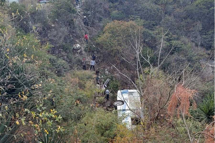 Cayó autobús a barranco en Tepexi, lesionando a 22 pasajeros