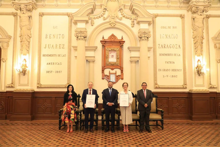 Reconocen a rector y vicerrectora de Universidad de España