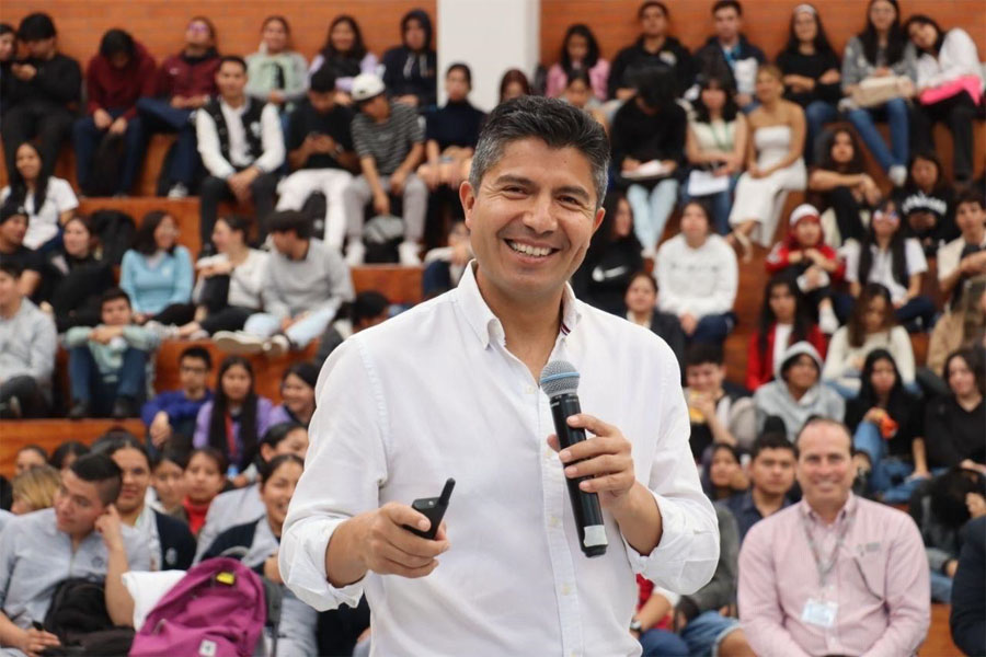 Platicaron universitarios de Teziutlán con Lalo Rivera