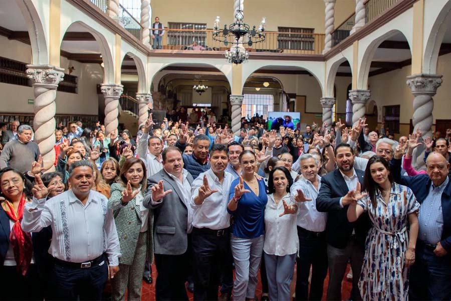 Platicaron universitarios de Teziutlán con Lalo Rivera