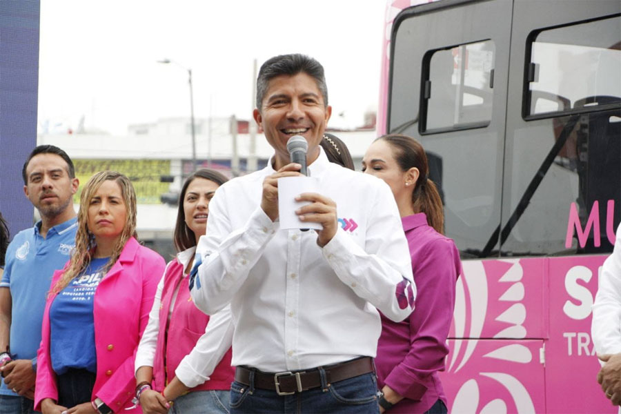 Presentó Lalo Rivera transporte rosa en beneficio de mujeres